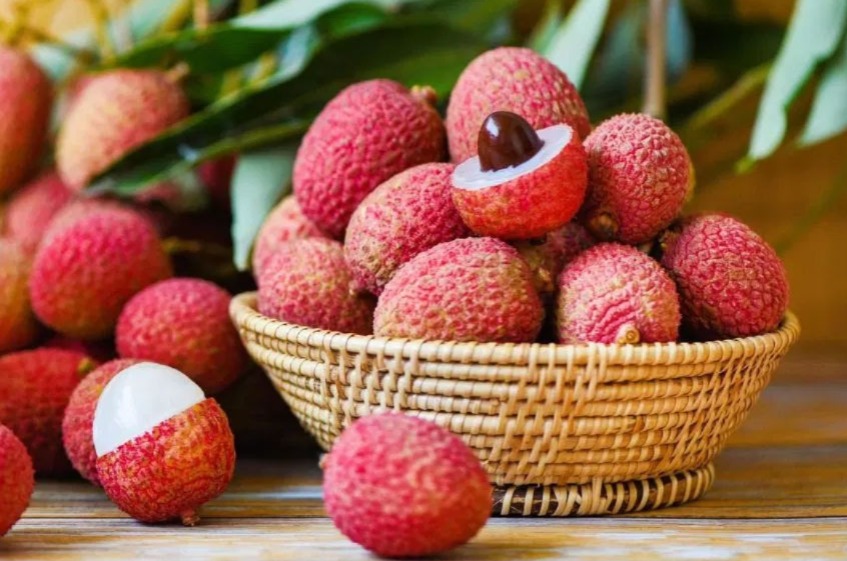 অনেক ক্ষেত্রেই এই লিচুগুলিতে কৃত্রিম লাল রঙের স্প্রে করা হচ্ছে—যা আপনার স্বাস্থ্যের পক্ষে অত্যন্ত ক্ষতিকর হতে পারে। ফল বিক্রেতাদের একাংশ পুরনো ও তাজা না-দেখানো লিচুকে আকর্ষণীয় করে তুলতেই এই পথ নিচ্ছেন।